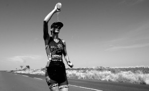 Claudia kämpft sich lächelnd ins Ziel beim Ironman Hawaii